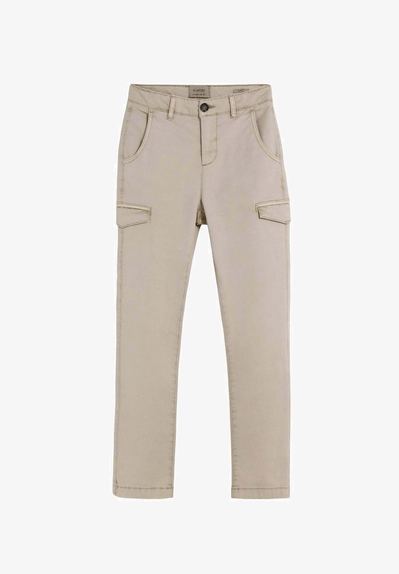 Pantalones cargo color beige, confeccionados en algodón, que cuentan con dos bolsillos frontales planos, dos bolsillos cargo en los muslos y una cremallera con cierre de botón.