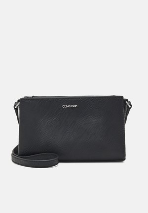 ELEVATED CROSSBODY SAFFIANO - Skuldertasker - black