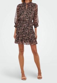 Robe courte à fleurs sombres avec une taille smockée, un ourlet volanté et des manches ballon transparentes. Détail d'encolure à ouverture en forme de goutte. Tissu léger.