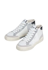 Hochschnitt-Sneaker aus weißem Leder mit silbernen Glitzerdetails, strukturierten grauen Akzenten und schwarzem Fersenbesatz. Mit weißen Schnürsenkeln und perforierter Zehenpartie.