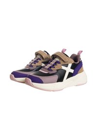 Sneaker multicolori con pelle nera, scamosciato marrone e dettagli viola. Presentano un design a stella bianca e una cintura regolabile per la chiusura.
