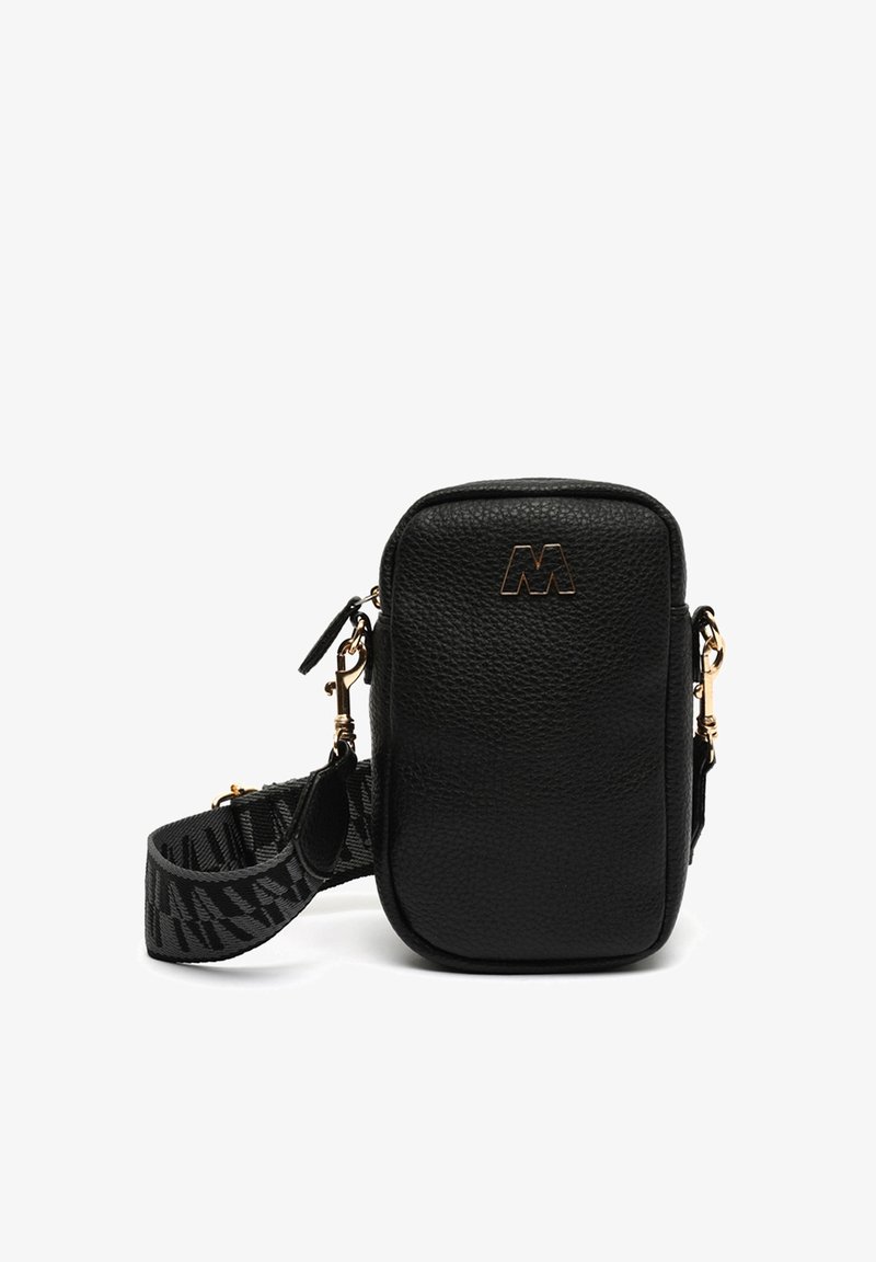 Černá texturovaná kožená crossbody taška se zlatými kovovými doplňky, zipovým uzávěrem a nastavitelným vzorovaným popruhem. Obsahuje výrazné embosované logo.
