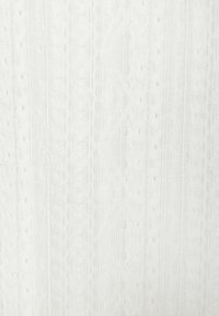 Weißer Stoff mit einem strukturierten Muster, das abwechselnde Linien von erhabenen Motiven und glatten Abschnitten zeigt und eine weiche haptische Oberfläche bietet.