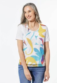 Korte mouwen t-shirt in wit met multikleurrige abstracte patronen in geel, blauw en rood. Soepele textuur, ronde halslijn en een ontspannen pasvorm.