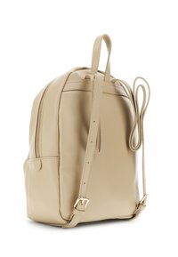 Beige leren rugzak met een ronde vorm, verticale ritszak, twee dunne schouderbanden en accenten van goudkleurig metaal.