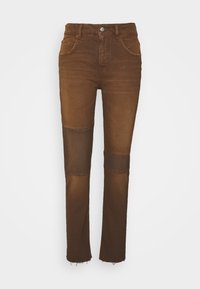 Jeans de mezclilla marrones con corte recto, que presentan un ligero desgastado, dos bolsillos frontales y un dobladillo deshilachado en el borde inferior.