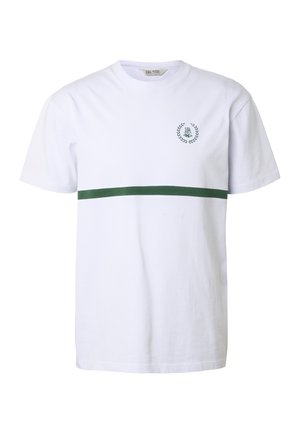 Maglietta bianca a maniche corte con striscia orizzontale verde sul petto e piccolo logo di corona d'alloro sulla parte superiore sinistra.