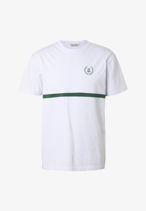 T-shirt blanc à manches courtes avec une bande horizontale verte traversant la poitrine et un petit logo de couronne de laurier sur le côté supérieur gauche.