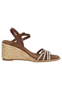 Sandalo con zeppa in pelle marrone, tacco in juta intrecciata, punta aperta, tre cinturini metallici e cinturino alla caviglia con dettaglio fibbia.