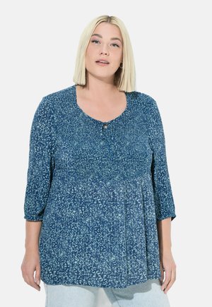 Blauw bloemdessin blouse met 3/4 mouwen, ronde hals en een geplooide taille. Lichtgewicht stof met een zachte textuur.