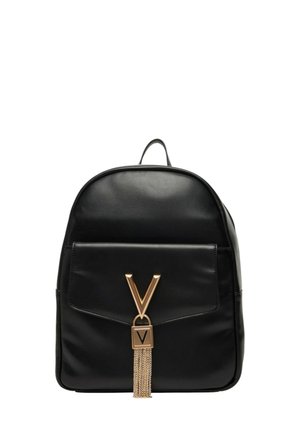 Sac à dos en cuir noir avec une fermeture en V dorée et un détail de gland en chaîne. Dispose d'une poche avant et d'une conception arrondie.