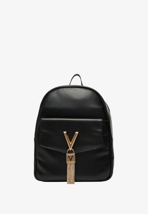 Sac à dos en cuir noir avec une fermeture en V dorée et un détail de gland en chaîne. Dispose d'une poche avant et d'une conception arrondie.