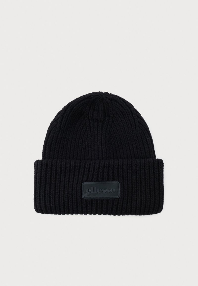 Čierna pletená čiapka s rebrovanou textúrou, s prehnutým okrajom a obdĺžnikovou čiernou značkovou nášivkou na prednej strane.