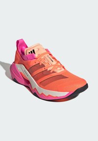 Orangene und rosa Sportschuhe mit einem strukturierten Mesh-Obermaterial, kontrastierenden drei Streifen und einer Zickzack-Sohle für verbesserten Halt.