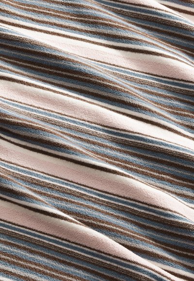 Weicher Stoff mit horizontalen Streifen in Hellrosa, Braun, Blau und Weiß, mit strukturierter und leicht zerknitterter Oberfläche.