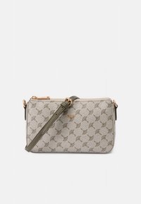 Pochette beige strutturata con motivo geometrico, accessori dorati e tracolla regolabile verde oliva. Chiusura con cerniera sulla parte superiore.