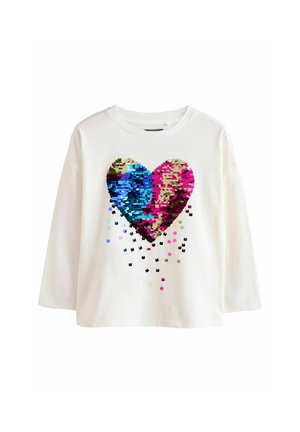 Camiseta de algodón blanca de manga larga con un diseño de corazón colorido de lentejuelas en rosa, azul, dorado y púrpura, con acentos de lentejuelas dispersos.