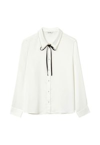 Blusa bianca a maniche lunghe con colletto rifinito in perle, fiocco in nastro nero, bottoni in perla sulla parte anteriore e polsini con bottoni.