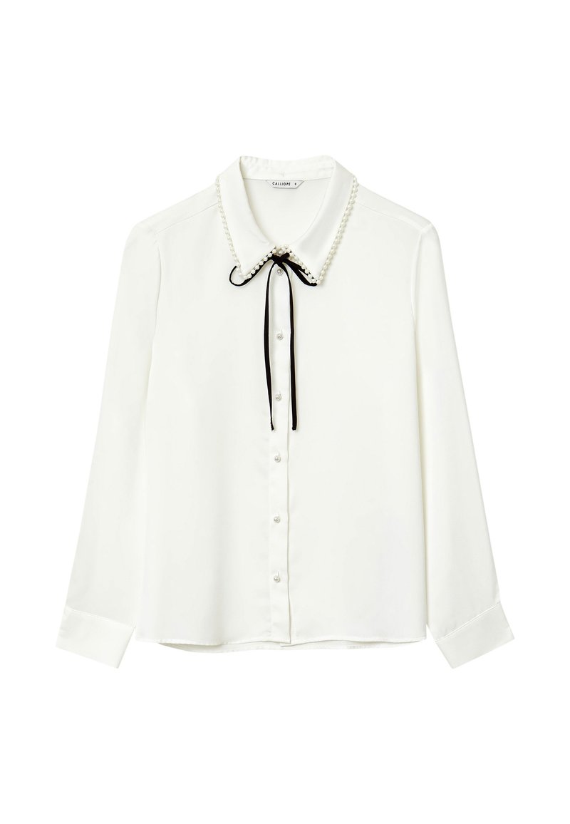 Blusa bianca a maniche lunghe con colletto rifinito in perle, fiocco in nastro nero, bottoni in perla sulla parte anteriore e polsini con bottoni.