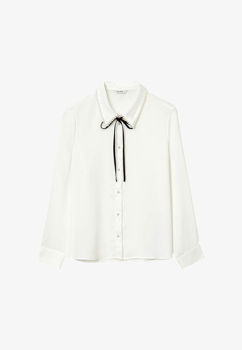 Blusa bianca a maniche lunghe con colletto rifinito in perle, fiocco in nastro nero, bottoni in perla sulla parte anteriore e polsini con bottoni.