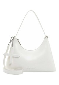 Borsa in pelle bianca con forma curva, manico corto e un distintivo accento a croce bianca attaccato da una catena argentata. Texture liscia.