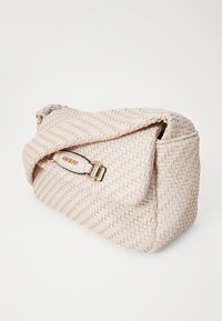 Sac à main tissé beige avec une surface texturée, doté d'une fermeture à rabat, de quincaillerie dorée et d'un design compact et rectangulaire.