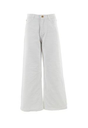 Pantaloni bianchi a gamba larga in cotone con chiusura frontale a bottone, due tasche e una texture liscia e morbida. Design pulito e minimalista.