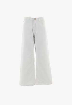 Pantaloni bianchi a gamba larga in cotone con chiusura frontale a bottone, due tasche e una texture liscia e morbida. Design pulito e minimalista.