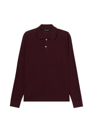 Polo a maniche lunghe color marrone scuro con colletto classico, pattina con tre bottoni e un piccolo logo blu sul lato sinistro del petto. Materiale in cotone.