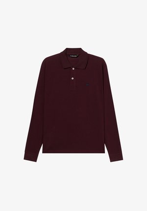 Polo a maniche lunghe color marrone scuro con colletto classico, pattina con tre bottoni e un piccolo logo blu sul lato sinistro del petto. Materiale in cotone.
