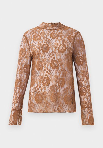 Maglietta a maniche lunghe in pizzo marrone trasparente con motivi floreali, scollatura alta e maniche aderenti. Design trasparente con dettaglio testurizzato.