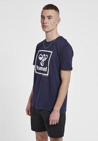 Hummel HMLISAM 2 0 - Camiseta estampada - peacoat