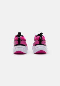 Baskets de sport roses avec des accents noirs, tige en mesh respirant, col rembourré et semelle intermédiaire blanche avec des détails roses sur la semelle extérieure.