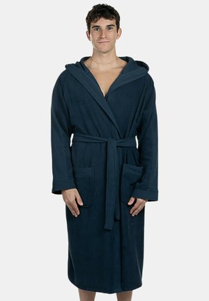 Accappatoio in cotone blu navy con cappuccio, maniche lunghe, due tasche frontali e cintura abbinata. Tessuto testurizzato con un aspetto morbido e accogliente.