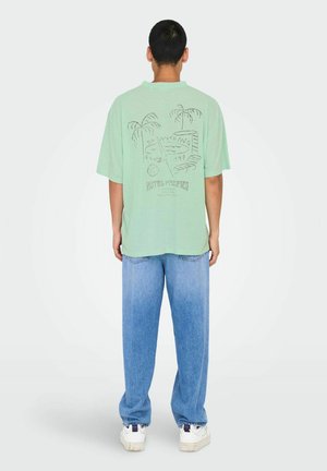 LOCKER GESCHNITTEN RUNDHALS KASTIGE ÄRMEL - T-shirt imprimé - birds egg green