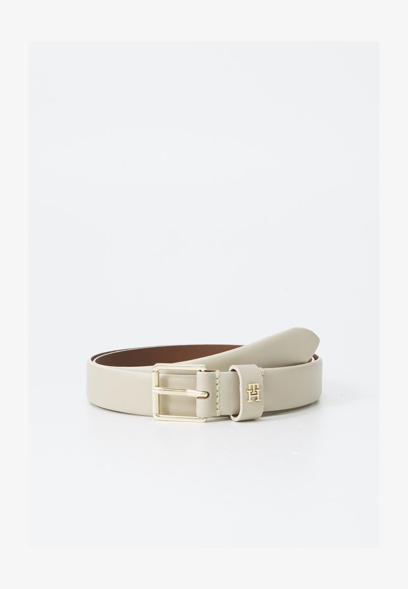 Ceinture en cuir beige avec une texture lisse, boucle en métal doré, et détail du logo sur la boucle et la sangle en cuir.
