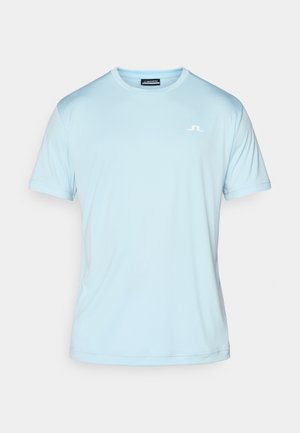 Helles blaues T-Shirt mit kurzen Armen aus weichem Stoff, mit einem Rundhalsausschnitt und einem kleinen weißen Logo auf der oberen linken Seite.