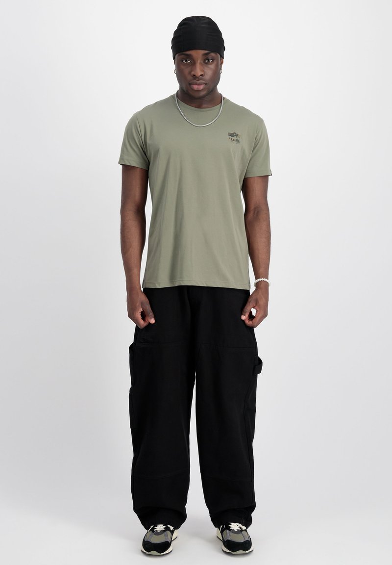 Camiseta Alpha Industries Backprint - Algodón 100% | Hombre | Estampado Espalda Camiseta Negra Hombre