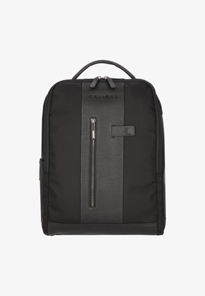 Sac à dos noir en tissu durable avec une accent en cuir. Présente une poche zippée à l'avant, deux poignées supérieures et un design mince.