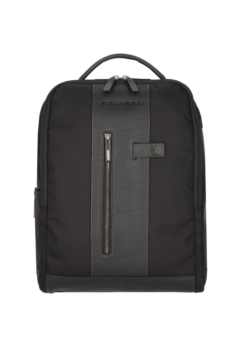 Mochila negra de tejido duradero con un acento de cuero. Presenta un bolsillo frontal con cremallera, dos asas superiores y un diseño de perfil delgado.