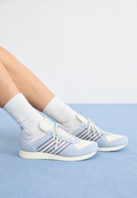 Επιλέχθηκε, off white/wonder blue/silver violet