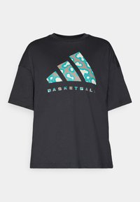 Zwart oversized t-shirt van katoen, voorzien van een turquoise abstract patroon en het woord "BASKETBALL" in contrasterende tekst onder het logo.