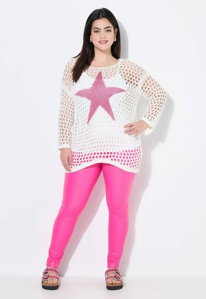 Witte netstof lange mouw trui met een roze ster ontwerp, gecombineerd met glanzende roze leggings en zwarte sandalen met decoratieve accenten.