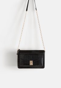 Černá crossbody taška z imitace kůže s krokodýlím vzorem, zlatým řetízkem a přední klopou s obdélníkovým kovovým detailem.