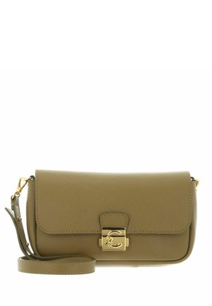 Sac bandoulière en cuir vert olive avec fermoir doré présentant un design entrelacé en forme de "C" et une sangle ajustable.