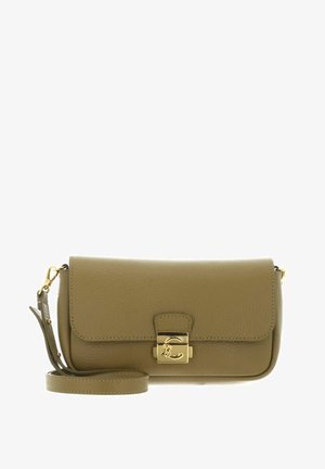 Sac bandoulière en cuir vert olive avec fermoir doré présentant un design entrelacé en forme de "C" et une sangle ajustable.