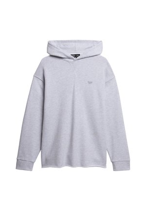 Grijze hoodie van zacht materiaal, met een buidelzak, geribde manchetten en een subtiele logo op de borst. De capuchon heeft een gladde textuur.