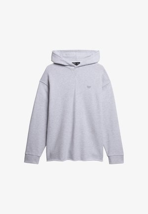 Grijze hoodie van zacht materiaal, met een buidelzak, geribde manchetten en een subtiele logo op de borst. De capuchon heeft een gladde textuur.
