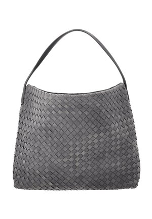 Szara tkana skórzana torba na ramię z szerokim pojedynczym paskiem i zaokrąglonym kształtem trapezu, na białym tle.