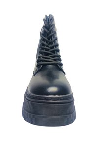 Stivale alla caviglia in pelle nera con lacci intricati, suola piatta spessa rialzata e design testurizzato. Presenta una punta arrotondata e una finitura liscia.